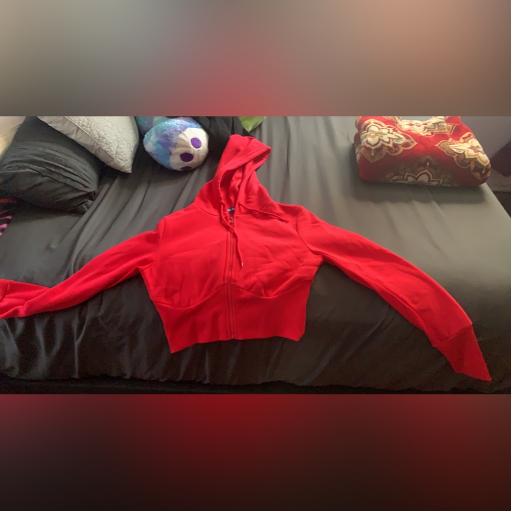 Red cropped sweatshirt with thumb holes